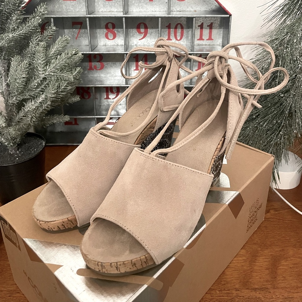 Aerosoles Leather Wedge Shoes Wrap Ankle In Beige size 6.5 Great Condition